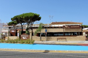 El restaurante Las Dunas se encuentra a pie de playa.