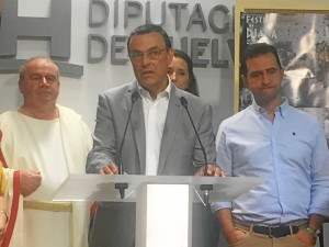 Durante la rueda de prensa, Ignacio Caraballo ha felicitado al alcalde por haber logrado el pleno empleo en la localidad.