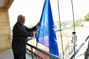 Izada bandera Día Justicia Gratuita.