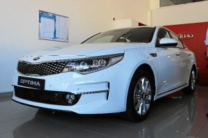 Kia Óptima en la exposición onubense de Avda. de las Fuerzas Armadas. Es uno de los modelos más destacados de la marca coreana. / Foto: L.C.