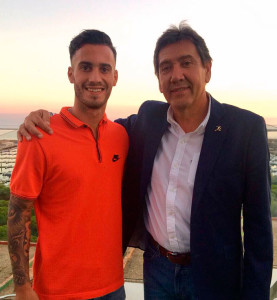 José Carlos Lazo, nuevo jugador albiazul, y Manolo Zambrano, presidente del Recre. / Foto: @recreoficial.