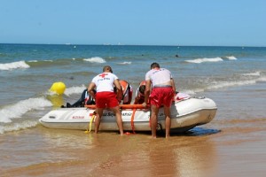 Un momento de simulacro de salvamento realizado en la playa del Parador de Mazagón.