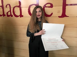 A lo largo de su trayectoria ha sido distinguida con diversos reconocimientos. En la imagen,con el Premio Extraordinario Fin de Carrera en Administración y Dirección de Turismo, 2017.