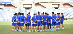 Los jugadores del Decano siguen atentamente las instrucciones del cuerpo técnico. / Foto: Pablo Sayago.