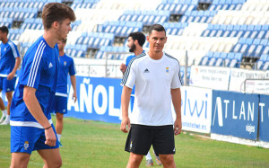 Javi Casquero, nuevo entrenador del Recre, da las primeras órdenes a sus jugadores. / Foto: Pablo Sayago.