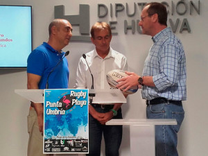 Un momento de la presentación del VII Torneo de Rugby Playa Punta Umbría que se disputa este sábado.