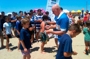 Un momento de la entrega de trofeos u medallas a los más pequeños.