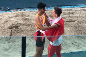 Héctor Santos junto al segundo clasificado en la prueba, el polaco Jakub Andrzejczak. / Foto: @atletismoRFEA.