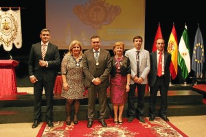 El científico fue galardonado en su pueblo natal, La Palma del Condado, con una de las Medallas de la Ciudad. Foto: Ayuntamiento de La Palma del Condado. 