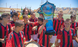 Los jugadores del SG Sacavenense celebran su triunfo.