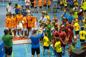 Un momento del acto de inauguración del VIII Torneo de Fútbol Sala 'Buscamos una Estrella' que se celebra en Ayamonte.