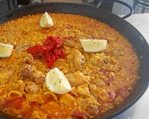 Sus arroces caldosos y sus paellas son algunas de sus especialidades.