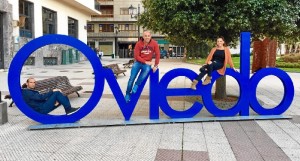 Manuel reside en Oviedo. / En la imagen, con unos amigos de Moguer que fueron a visitarlo.