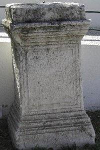 Pedestal dedicado a Diana de Ostur, aparecido en Manzanilla. / Foto: Ministerio de Educación.