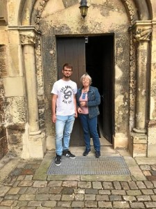 Cristian Barba ha sido uno de los beneficiarios de las becas que concede la Asociación Cultural Amigos de Ochtrup. En la imagen, en la Iglesia Langenhorst.