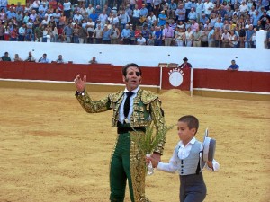 Padilla brindó el tercero al cielo en recuerdo del maestro fallecido Dámaso González.