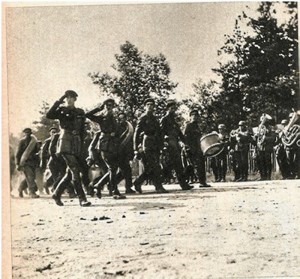 Llegada de los voluntarios, a quienes todavía no se ha facilitado el uniforme alemán, al campo de Grafewörhr, cerca deBayeuth (Baviera).