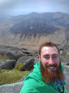 El onubense, Juan José Mata de Acuña. /Foto en lo alto de Goatfell, la montaña más alta de la isla de Arran, en un viaje que hizo con compañeros de clase tras terminar los exámenes.