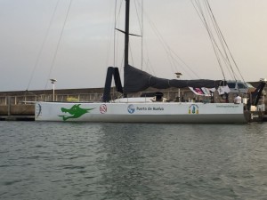 El barco, ya con los distintivos en las amuras del Puerto de Huelva, el CDN Punta Umbría, y el 525 Aniversario.