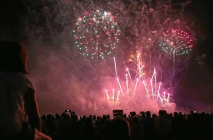 El concierto de Tequila precedió al tradicional castillo de fuegos artificiales