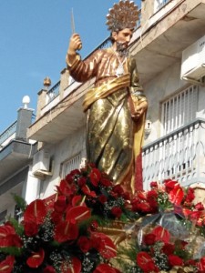 San Bartolomé durante su procesión por las calles de Beas.