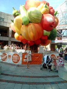 Una experiencia más que recomendable. / En la fotografía, Virginia con el árbol de la fruta en Quincy Market. 