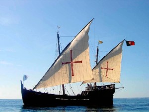 La carabela Boa Esperanza arriba al Puerto de Mazagón este miércoles 30 de agosto.