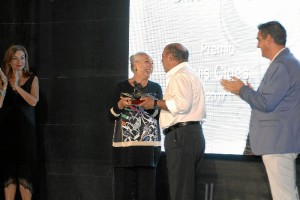 Cristina Hoyos recibe el Premio 'Luis Ciges' 2017 de manos del Vicepresidente de la Mancomunidad de Islantilla y representante del Ayuntamiento de Isla Cristina, Francisco Zamudio, así como del Teniente de Alcalde de Lepe, Jesús Toronjo