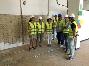 Un momento de la visita institucional al centro emplazado en Gibraleón.