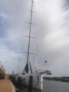 El 'Green Dragon' amarrado en un pantalán a la entrada del puerto de Mazagón.