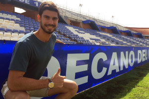 Nacho Monsalve posando en el Nuevo Colombino, está apto para jugar. / Foto: Recreativo de Huelva