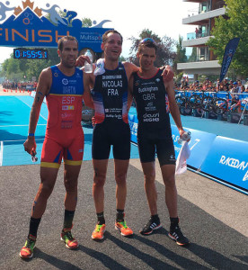 Los tres primeros clasificados en la prueba celebrada en Penticton, con Emilio Martín como segundo. / Foto: @triathlonlive.