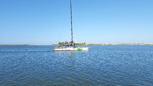 El barco ha partido rumbo al Puerto Deportivo de Mazagón, e intentará batir el récord de la Regata Oceánica. 