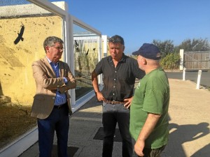 Un momento de la visita del delegado territorial de Medio Ambiente y Ordenación del Territorio, José Antonio Cortés, al Paraje Natural Marismas del Odiel.