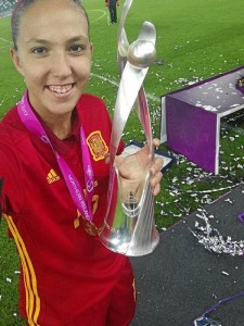 La jugadora del Fundación Cajasol Sporting Cinta Rodríguez se proclama campeona de Europa Sub19 con España. 