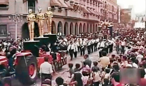 Imagen de la Gran Cabalgata que recorría la Gran Vía durante Colombinas. / Foto: youtube.