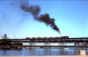 Un tren circula por el Muelle de la compañía Río Tinto.  / Foto: Asociación de Amigos del Ferrocarril de Huelva.