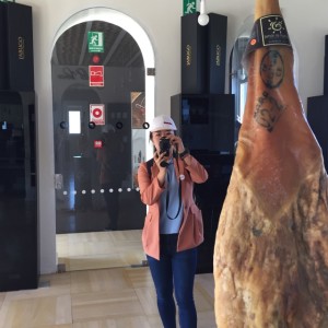 Periodista japonesa hace una foto a un ejemplar de jamón de jabugo.