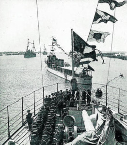 Escuadra fondeada en la ría de Huelva, el 5 de abril de 1926, para recibir a los tripulantes del 'Plus Ultra'.