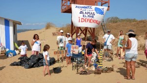 Voluntarios limpian la playa de Isla Canela.