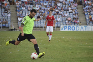 El Recre llegaría con mayor peligro por la banda derecha / Foto: Sergio Sayago