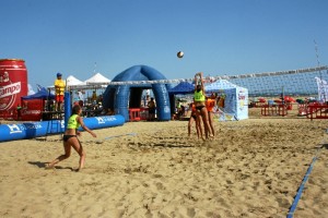 Partido de voley playa.