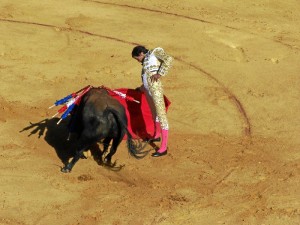 Curro Díaz, de rosa palo y oro, media estocada, oreja; media estocada y dos descabellos, ovación.