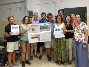 Voluntarios de las asociaciones Ayre y Tareas Solidarias encargados de la traducción del periódico 'Aves migratorias'. 