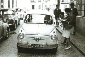 Un “Seat” circula por las calles de Huelva. 