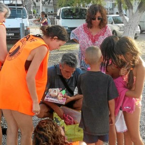 Un momento de la entrega de material a niños refugiados.