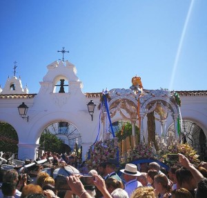 El Simpecado de la Hermandad de Huelva, en la puerta del Santuario. / Foto: Carlos L. Quintero.