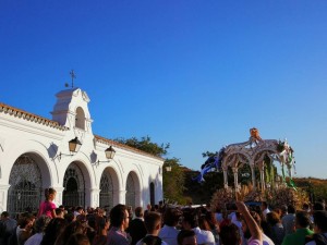 El Simpecado de la Hermandad del Rocío de Huelva fue multitudinariamente acompañado. / Foto: Carlos L. Quintero.