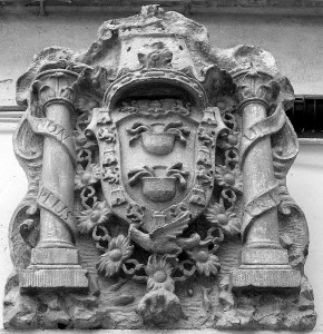 Escudo de la Casa de Medina Sidonia, en la calle Palacio, Huelva, antigua residencia de los Condes de Niebla.