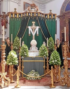 La Santa Cruz de la Calle Cabo en su altar.